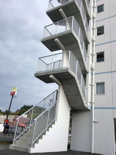 宮城県仙台市　新築マンション工事に伴う階段手すり工事サムネイル
