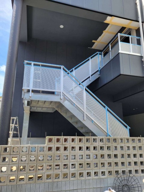 神奈川県　横浜市 新築マンション工事に伴う階段手すり工事サムネイル